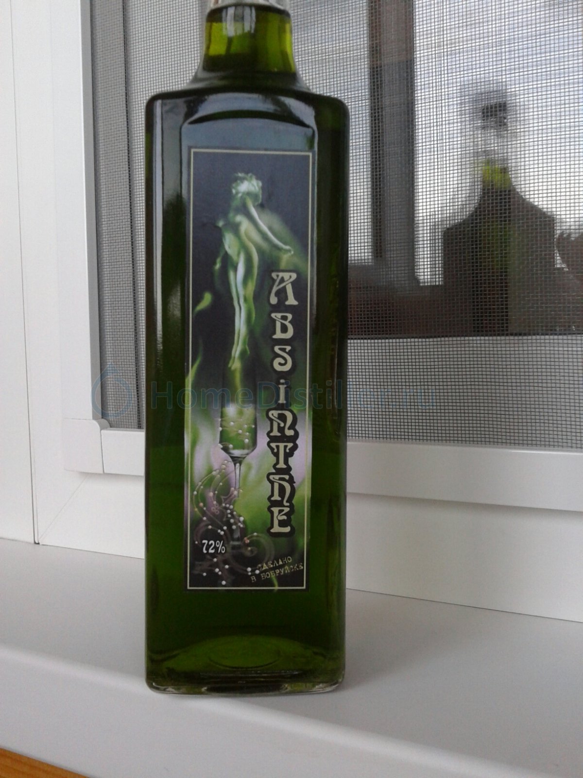 Абсент пятерочка. Absinthe Jacques Senaux. Абсент в темной бутылке.