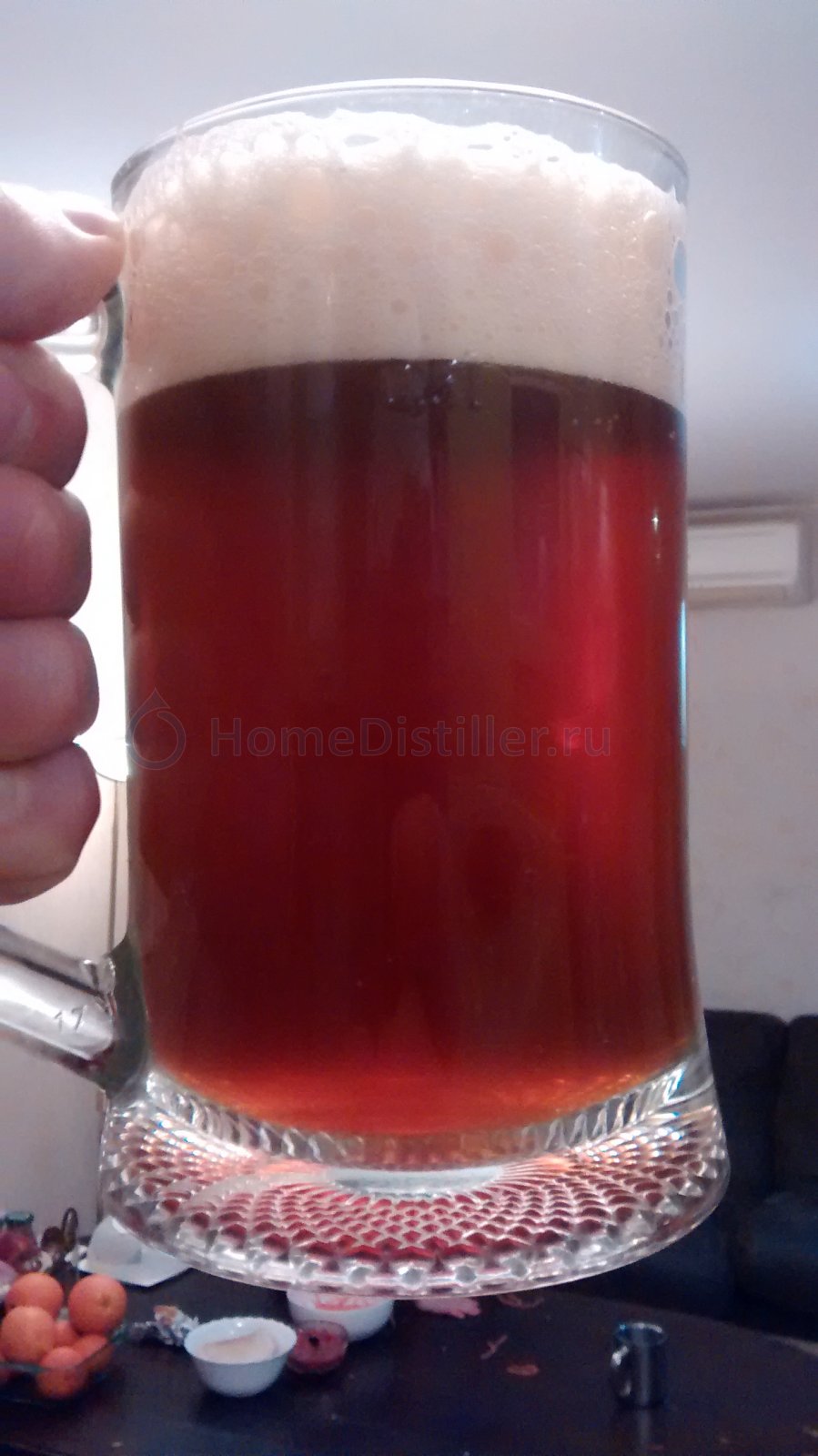 Пиво свежее с пивоварни красное и белое фото
